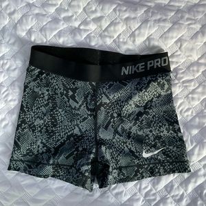 NIKE Pro 3” shorts black/grey snake print